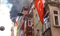 Beyoğlu'nda binalar alevlere teslim oldu: İçeride mahsur kalanlar oldu!