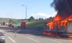 Yangın vakaları durmuyor: Kuzey Marmara Otoyolu'nda tırın dorsesi alevlere teslim oldu!