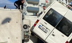İnegöl'de minibüs ile kamyonet çarpıştı: 3 kişi yaralandı!