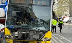 Karaköy'de İETT otobüsü kaldırıma çıktı: 2 yaralı!