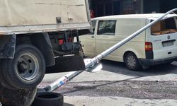 İstanbul'da yürekleri ağıza getiren kaza: Kimyasal madde yüklü kamyon elektrik direğine çarptı