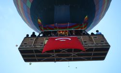 Kapadokya'da balonlar bu sefer 23 Nisan için uçtu: Balonlar Türk bayraklarıyla havalandı