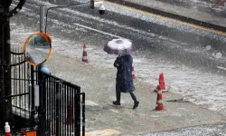 Dolu ve sağanak yağış Ankara'da hayatı felç etti