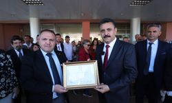 Dikili'de Adil Kırgöz, yeniden Belediye Başkanı olarak göreve başladı: Mazbatasını coşkuyla aldı