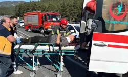 Manisa'da trafik kazası: 2 araç çarpıştı, 3 yaralı!