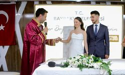Bayraklı Belediye Başkanı İrfan Önal, görev süresinin ilk nikah akdini kıydı