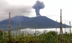 Endonezya’da yanardağ patladı! Bölgeye tahliye emri verildi