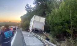 Muğla Ula'da kamyon devrildi: Sürücü yara almadan kurtuldu!