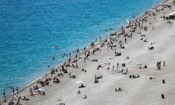 Antalya'da güneşli hava ve sıcak deniz tatilcileri cezbetti