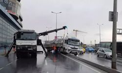 İstanbul'da E-5 yan yolda tır refüje çıktı