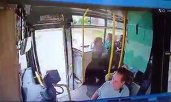 Adana'da bir kadın otobüsten düştü, ağır yaralandı: O anlar kameraya yansıdı!