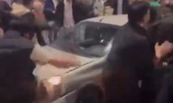 Siyasi gerilim sokaklara yansıdı: Sivas'ta DEM Parti bayrağı taşıyan araç saldırıya uğradı!