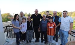 Menderes'te Bayram: Başkan Çiçek mahalleleri tek tek ziyaret ederken vatandaşlardan yoğun ilgi gördü