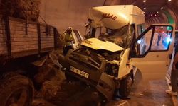 Sinop-Samsun karayolunda minibüs ve traktör çarpıştı: 11 yaralı!