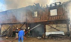 Kastamonu'da iki ev sobadan çıkan yangınla yok oldu