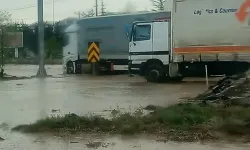 Dikkat| Kuvvetli yağış Nevşehir - Aksaray yolunu trafiğe kapattı