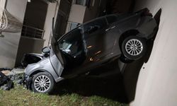 Çankaya'da alkollü sürücü binanın 3’üncü katına bahçeye düştü!