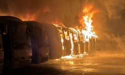 Isuzu servis otoparkında yangın çıktı | Yanan 15 araçtan geriye iskeletleri kaldı