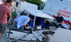 Erzin'de Tofaş ve otobüs çarpıştı: Sürücü yaralandı!