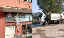 Adana'da tehlikeli anlar: Belediye hizmet binasına saldırı, 2 araç kundaklandı!