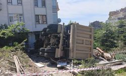 Ankara'da facia son anda önlendi: Malzeme yüklü kamyon apartmana çarptı!
