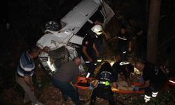 Antalya'da otomobil ile polisten kaçarken uçuruma yuvarlandılar: 3 kişi yaralandı!