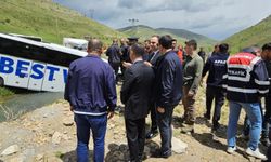 Bitlis'te korkutan trafik kazası: Yolcu otobüsü dereye uçtu!