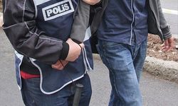 İzmir Buca'da uyuşturucu operasyonu: Zehir tacirler uyuşturucu maddeyi tuvalete dökmek üzereyken yakalandı!