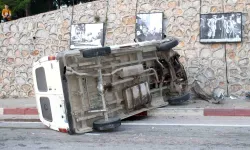 Çanakkale'de ticari araç direksiyon hakimiyetini kaybedip duvara çarptı: Sürücü hafif yaralandı!