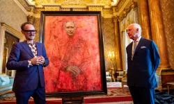 Kral Charles'ın ilk resmi portresi sosyal medyayı alevlendirdi