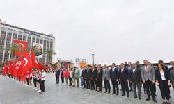Yurttaşlar akın akın meydanı doldurdu. İzmir'de Cumhuriyet Meydanı rengarenk oldu