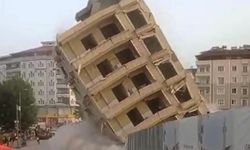 Gaziantep’te depremde ağır hasar alan bina kontrollü yıkım sırasında aniden çöktü!