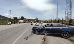 Karabük'te iki otomobil kafa kafaya çarpıştı: 3 kişi yaralandı!