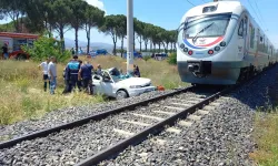 Manisa'da tren otomobile çarptı: 1 kişi hayatını kaybetti!