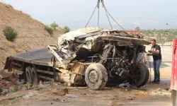 Mersin'de 'Ölüm virajı' olarak adlandırılan bölgede yine kaza: Kamyon devrildi, 1 kişi öldü!