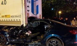 Pendik'te korkunç kaza: Otomobil tır dorsesine ok gibi saplandı!