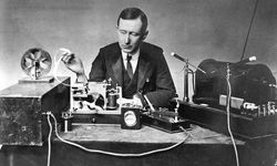İletişim dünyasının temel öğesi, Radyo'yu RKim, ne zaman icat etmiştir?