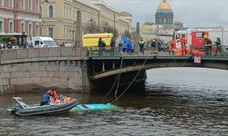 Rusya'da korkutan trafik kazası: Otobüs nehre uçtu!