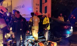 Pendik'te trafik kazası: Otomobil tırın dorsesine saplandı, 1 ağır yaralı