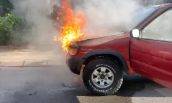 Aydın'da araç yangını! Motor bölümünden yükselen alevler itfaiye ekipleri tarafından söndürüldü