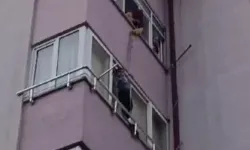 Sivas'ta korku dolu anlar: Oyuncağını almak isterken pencerede mahsur kaldı!