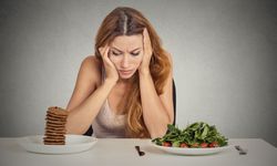 Uzmanından uyarı: Stresli ve sağlıksız beslenme bu hastalığı tetikliyor