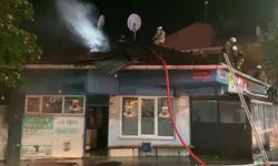 Sultangazi'de korkutan yangın: 4 iş yeri zarar gördü