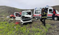 Ağrı'da dehşet kaza! Minibüs ve hafif ticari araç çarpıştı: 2 ölü, 5 yaralı