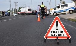 Antalya'da korkutan trafik pazarı: Zift yüklü kamyon devrildi