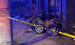 Kocaeli'nde korkunç kaza: Yayaya çarpıp beton direğe vuran araç ikiye bölündü, 1 ölü!
