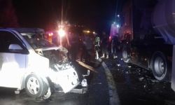 Mersin'de kız isteme minibüsü tankerle çarpıştı: 14 yaralı