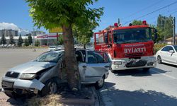 Kayseri'de Kurban kesmek için yola çıkan sürücü kontrolünü kaybedip ağaca çarptı!