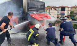 Otobüs yangını: Yolcular otobüs sürücüsünün erken farkındalığı sayesinde tahliye edildi