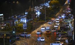 Ankara'da sağanak: Caddeler göle döndü, elektrikler gitti